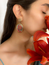 Load image into Gallery viewer, Sonam Kapoor Ahuja Wearing Amaryllis