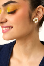 Load image into Gallery viewer, Flower-Power Stud Set

